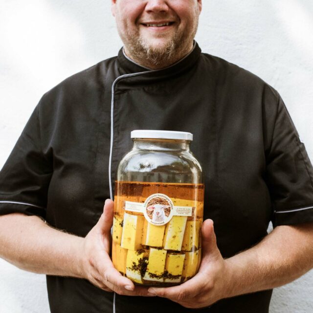 Abbildung der Beitrag Da ist der  schafskäse zuhaus’!